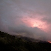 <p>Volcan en erupción, en la noche</p>