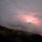 <p>Volcan en erupción, en la noche</p>